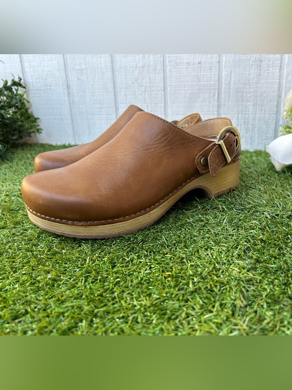 Dansko Baylor Women's Clogs Tan
Oiled Pull Up Leather
$154.95 size 37 US 6.5-7 - Picture 10 of 16